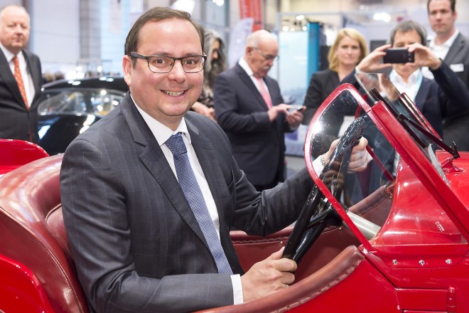 Einmal automobile Geschichte schnuppern: Thomas Kufen, Oberbürgermeister der Stadt Essen, nahm anlässlich der Techno-Classica Essen 2017 Platz in einem Alfa Romeo 8C 2300 Spider Corto Mille Miglia aus dem Jahr 1932. Die automobile Weltausstellung versammelt vom 5. bis 9. April über 1.250 Aussteller in der Messe Essen.