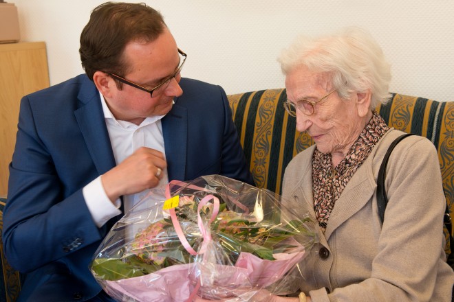 Oberbürgermeister Thomas Kufen gratuliert Elfriede Olejnik zum 107. Geburtstag. 