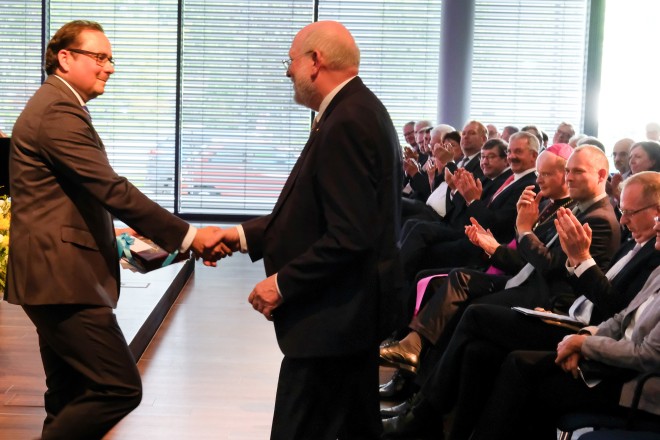 Oberbürgermeister Thomas Kufen (links) lobte die Arbeit von Günter Oelscher, Direktor des Franz Sales Haus.