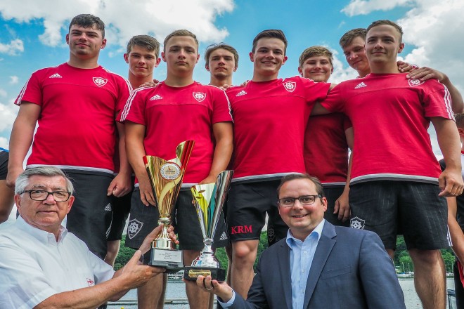 Siegerehrung des 46. Internationalen Deutschland-Cup 2017 am Baldeneysee. Auf dem Foto: Oberbürgermeister Thomas Kufen (rechts) und Jürgen Konrad ehren die siegreiche U21 von Rothe Mühle.