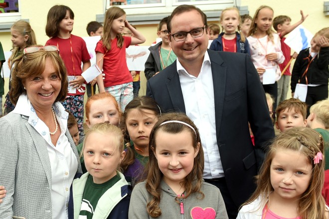 Oberbürgermeister Thomas Kufen besucht das Schulfest der Eichendorffschule in Schönebeck. Oberbürgermeister Thomas Kufen und die Schulleiterin Maritta Zuhorn mit den Kindern der Eichendorffschule