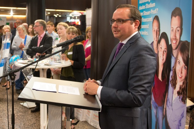 Oberbürgermeister Thomas Kufen eröffnet die 2. Messe der Behörden für Ausbildung, Studium und Beruf im Rathausfoyer. 