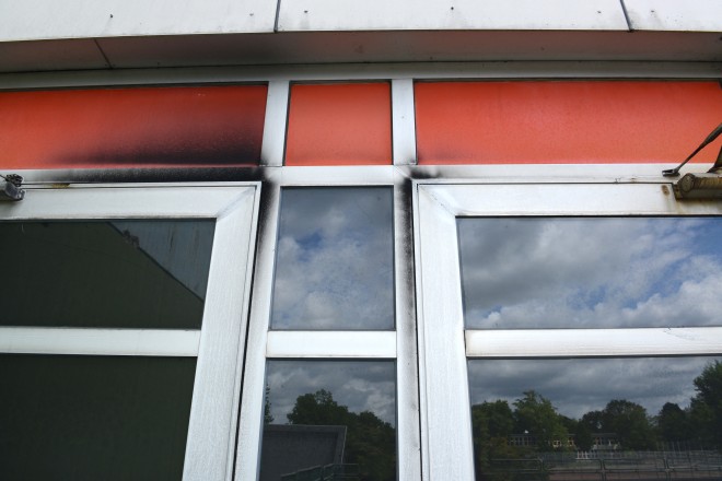 Verrußte Nottür zum 1. Obergeschoss der Gesamtschule Bockmühle.