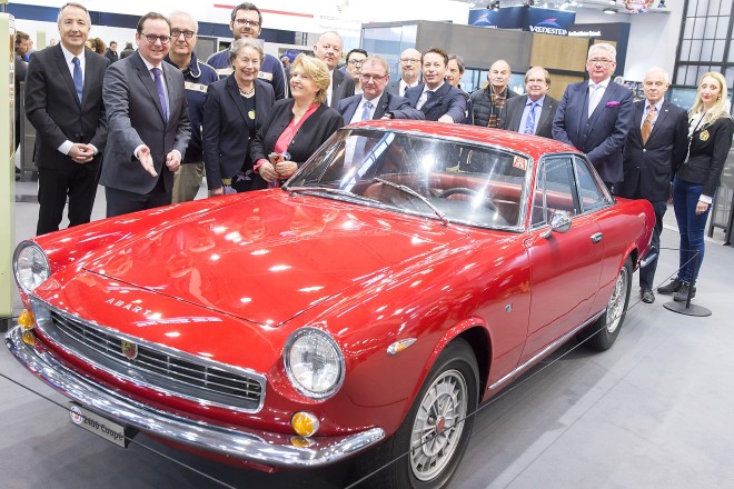 Die Vertreter des Veranstalters S.I.H.A., der Messe Essen und Essens Oberbürgermeister Thomas Kufen (2.v.l.) eröffneten die 30. Techno-Classica Essen. 