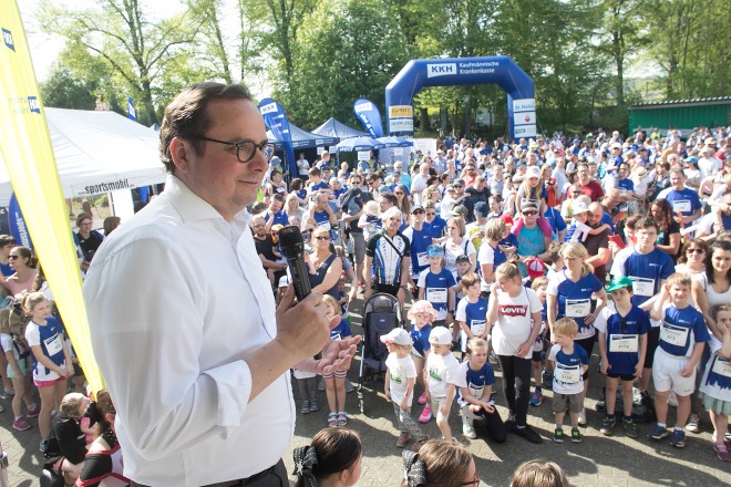 Oberbürgermeister Thomas Kufen eröffnet denn KKH-Lauf in Essen- Kupferdreh