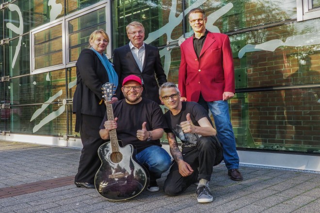 Weststadthalle, Benefizkonzert HELFEN BEWEGT Hinten v.l.: Klaudia Hofmann (Geschäftsführerin der Initiative HELFEN BEWEGT), Bürgermeister Franz-Josef Britz, Sönke Deutschmann (1. Vorsitzender der Initiative HELFEN BEWEGT); vorne v.l.: Musiker Woodie und Ulf Weinstock (2. Vorsitzender der Initiative HELFEN BEWEGT).