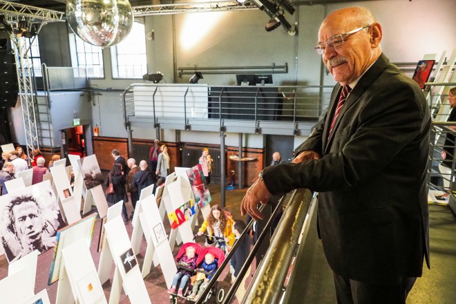 Bürgermeister Rudolf Jelinek begutachtet die Kunstwerke, die versteigert wurden