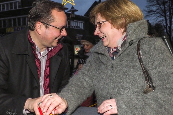 Borbecker Weihnachtsmarkttag mit Oberbürgermeister Thomas Kufen. Auf dem Foto: Oberbürgermeister Thomas Kufen und Klaudia Ortkemper (CeBo) schalteten die Weihnachtsbeleuchtung an.