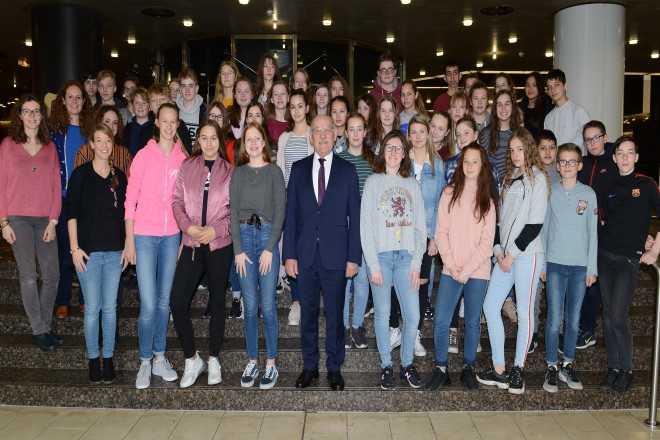 Bürgermeister Rudolf Jelinek begrüßt eine Schülergruppe aus Frankreich.