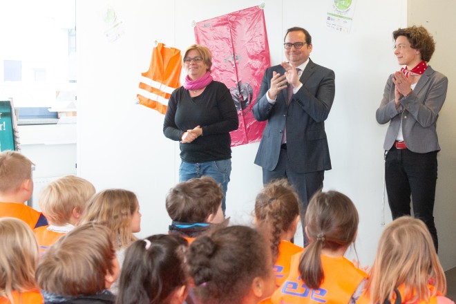 Foto: Oberbürgermeister Thomas Kufen bedankt sich bei den fleißigen ehrenamtlichen Helfern der Sauberzauberaktion.