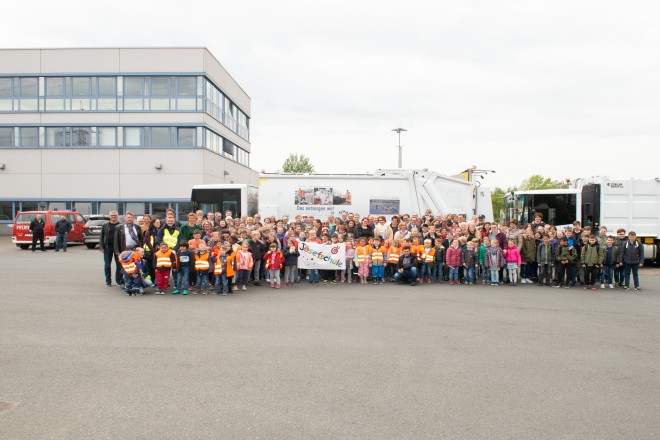 Foto: Gruppenfoto mit den Siegern auf dem Gelände der EBE