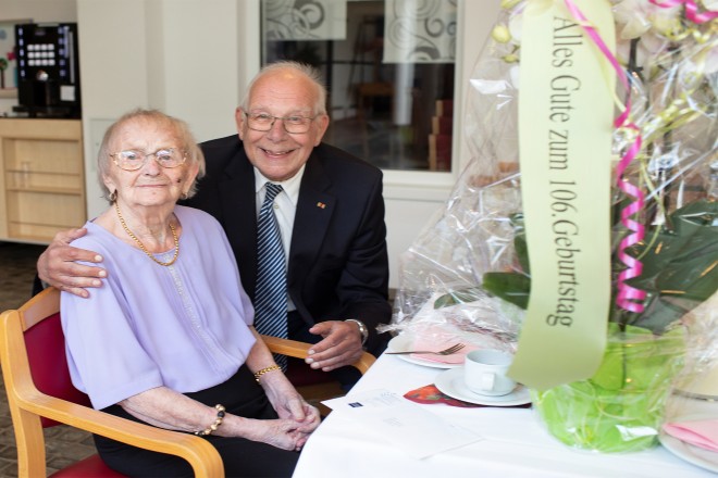 Bezirksbürgermeister Manfred Kuhmichel gratuliert Helene Weitzel zum 106. Geburtstag.