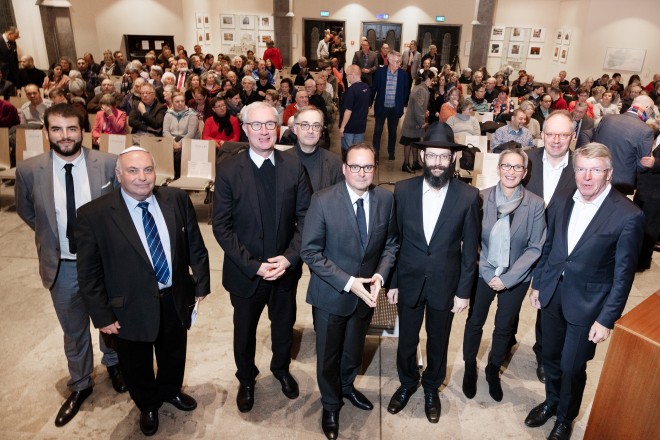 Foto: Gedenkveranstaltung zur Reichspogromnacht. v.l.n.r.: Pädagoge Burak Yilmaz, Lenonid Novoselsky, Vorstand der Jüdischen Kultus-Gemeinde Essen, Dompropst Thomas Zander, Muchtar All Ghusain, Dezernent für Jugend, Bildung und Kultur der Stadt Essen, Oberbürgermeister Thomas Kufen, Rabbiner Shmuel Aronov, Marion Greve, Superintendentin des Kirchekreises Essen, Dr. Uri Robert Kaufmann, Leiter der Alten Synagoge, und Bürgermeister Franz-Josef Britz