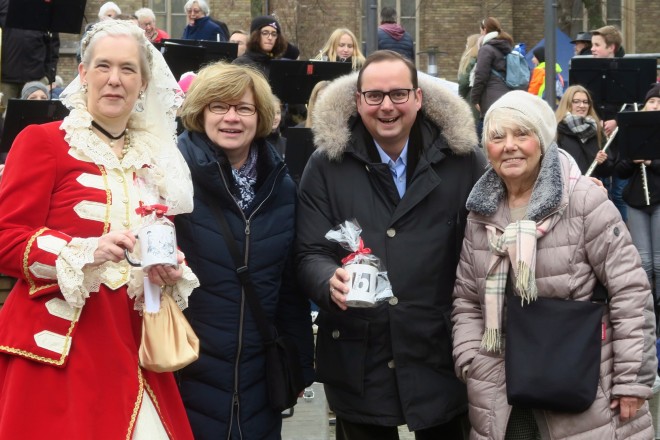 Foto: Fürstäbtissin Maria Kunigunde (Birthe Marfording, Kulturzentrum Schloss Borbeck), Claudia Ortkemper (CeBo), Oberbürgermeister Thomas Kufen und Susanne Asche (Borbecker Bürger- und Verkehrsverein) auf dem Borbecker Weihnachtsmarkttag.