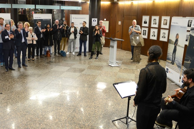 Foto: Die Eröffnung der Fotoausstellung wurde von einer musikalischen Darbietung begleitet.