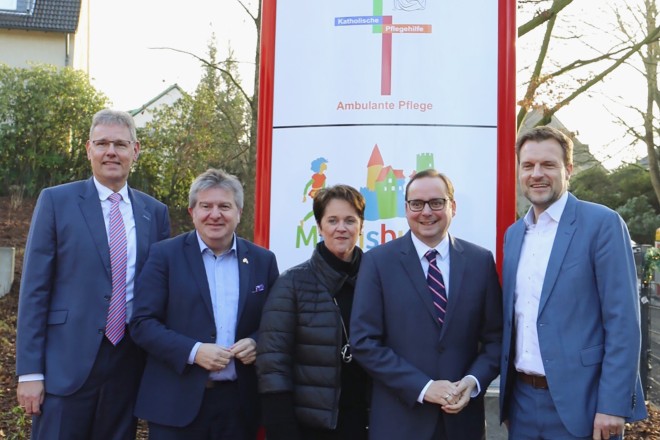 Foto: Einweihung des neuen Sozialzentrums, in der Schloßstraße. Oberbürgermeister Kufen und Herr Renzel mit der Vorstandsvorsitzenden des Katholischen Pflegehilfe e.V. Ute Berghaus, das geschäftsführende Vorstandsmitglied des Katholischen Pflegehilfe e.V. Markus Kampling (links) und dem örtlichen Caritas-Direktor und Geschäftsführer der cse gGmbH Prof. Dr. Björn Enno Hermans.