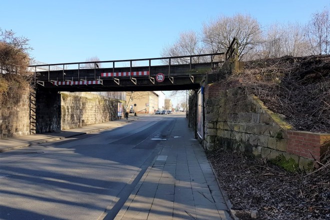 Brücke über den Berthold-Beitz-Boulevard, Kreuzung Assmannweg / Zangenstraße.