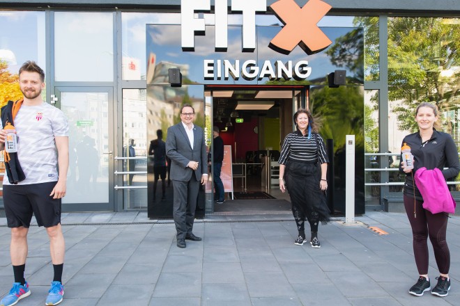 NRW-Staatssekretärin für Sport und Ehrenamt, Andrea Milz, und Oberbürgermeister Thomas Kufen besuchen das Fitness-Center der Kette "FitX", um sich über die Wiedereröffnung unter den Auflagen und Regeln nach der Coronaschutzverordnung zu informieren. Foto: Moritz Leick, Stadt Essen