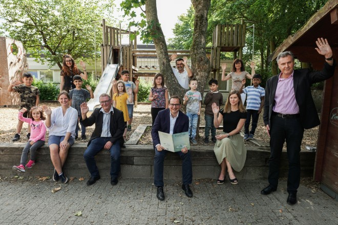 Foto: Glückliche Gesichter bei den Schülerinnen und Schülern und dem Lehrpersonal nach der Vorlesestunde mit Oberbürgermeister Thomas Kufen.