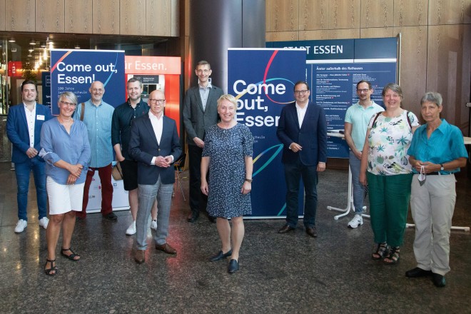 v.l.n.r.: Sebastian Stute (LSBTI*-Koordinator, Stadt Essen), Dr. Bettina Waffner (Flip e.V., Organisation), Michael Kleine-Möllhoff (Zeitzeuge und Organisation), Moritz Leick (Mitinitiator und Fotograf), Wolfgang Berude (Initiator), Stefan Nies (Historiker und Kurator der Ausstellung), Brigitte Liesner (Gleichstellungsbeauftragte der Stadt Essen), Oberbürgermeister Thomas Kufen, Markus Laubrock (Aidshilfe Essen e.V.), Sabine Weinem und Friederike Ninnemann (beide Flip e.V., Organisation). Foto: Remo Kühnel, Stadt Essen