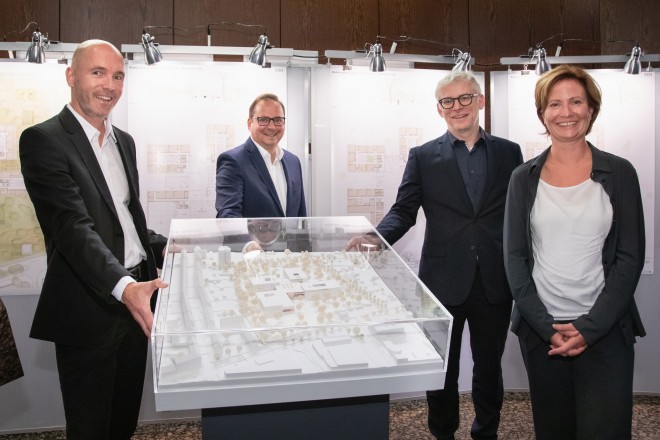 v.l.n.r.: Markus Kilian (v-architekten GmbH), Oberbürgermeister Thomas Kufen, Martin Harter (Geschäftsbereichsvorstand Stadtplanung und Bauen) und Andrea Schattberg (Fachbereich Schule, Stadt Essen). 