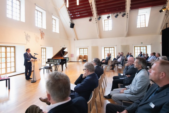 Eröffnung des Wirtschaftsgebäudes Schloss Borbeck: Oberbürgermeister Thomas Kufen begrüßte die anwesenden Gäste.