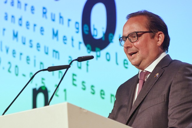 Oberbürgermeister Thomas Kufen bei der Ausstellungseröffnung auf Zollverein. 