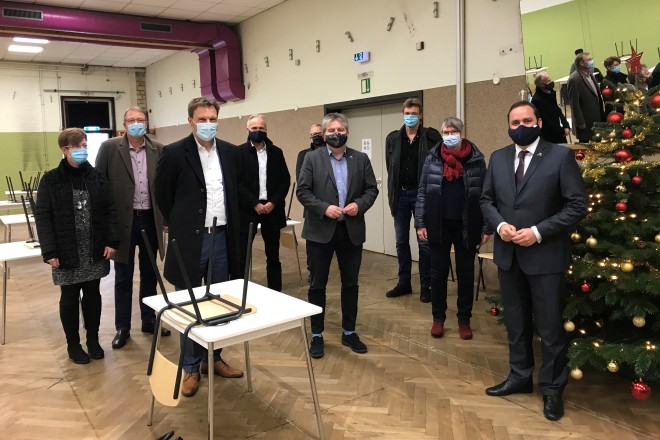 Foto: Oberbürgermeister Thomas Kufen besuchte den Tagesaufenthalt für Obdachlose in der Maxstraße.