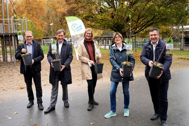 Ausgabe der Klimabäume im Grugapark Essen. V. l. n. r : Frank Restemeyer, Stadt Gladbeck, Frank Dudda, Vorsitzender der Verbandsversammlung des Ruhrparlaments, Nina Frense, Beigeordnete Umwelt und Grüne Infrastruktur beim RVR, Simone Raskob, Geschäftsbereichsvorstand für Umwelt, Verkehr und Sport der Stadt Essen, und Andreas Giga, Emschergenossenschaft.