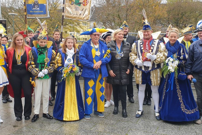 Bürgermeisterin Julia Jacob (5.v.r.) beim Hoppeditz-Erwachen der Essener Funken 1929 e.V. am Samstag.