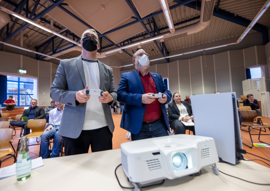 Bürgermeister Rolf Fliß beim ersten E-Sport Abend der Sport Jugend ...