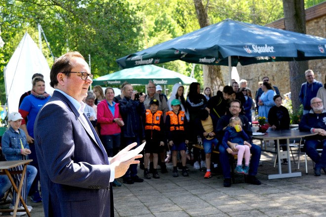 Oberbürgermeister Thomas Kufen beim Tag der offen Tür "SportHaus Scheppen in Action" am Hardenbergufer 