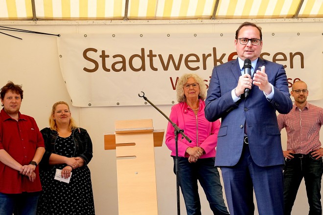 Oberbürgermeister Thomas Kufen bei der Eröffnung des Maifests der Frohnhauser Interessengemeinschaft. V.l.n.r.: Björn Föhse, Frohnhauser IG, Nadine Föhse, Frohnhauser IG, Doris Eisenmenger, Bezirksbürgermeisterin, Oberbürgermeister Thomas Kufen, Stefan Heindl, Frohnhauser IG.