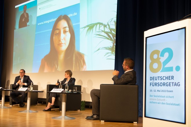 Deutscher Fürsorgetag - Podiumsdiskussion (v.l.n.r.) : Oberbürgermeister Thomas Kufen, Reem Alabali-Radovan, Staatsministerin beim Bundeskanzler und Beauftragte der Bundesregierung für Migration, Flüchtlinge und Integration (per Video zugeschaltet), Nora Schmidt, Geschäftsführerin des Deutschen Vereins für öffentliche und private Fürsorge e.V., Berlin und Christian Woltering, Landesgeschäftsführer, Der Paritätische Nordrhein-Westfalen, Düsseldorf. 