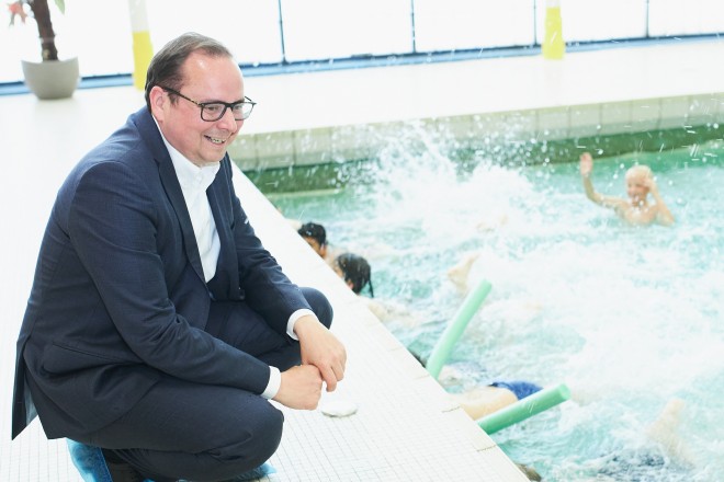 Oberbürgermeister Thomas Kufen schaute sich den Schwimmunterricht ganz genau an.