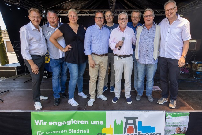 Oberbürgermeister Thomas Kufen besucht das Brunnenfest in Stoppenberg. Hier mit den Organisator*innen des Festes.