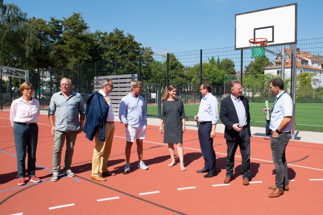 Einweihung des neuen Sportplatzes auf der Außensportanlage des Helmholtz-Gymnasiums mit Simone Raskob (links), Geschäftsbereichsvorständin für Umwelt, Verkehr und Sport, Muchtar Al Ghusain (zweiter v. l.), Geschäftsbereichsvorstand Jugend, Bildung und Kultur, und Oberbürgermeister Thomas Kufen (dritter v.r.).