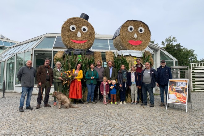 Freuen sich auf Essen erntet (v.l.n.r.): Holger Seidel, Andreas Meiwes, Birgit Holtkamp, Sabine Brandl, Katharina Steineshoff, Dominik Steineshoff, Günter Maas mit seinen Enkeln Mathilde und Clemens Maas, Verena Schmidt-Eichholz, Marlies Sprungmann, Martin Gülpen, Wilfried Meinhardt, Peter Miebach.