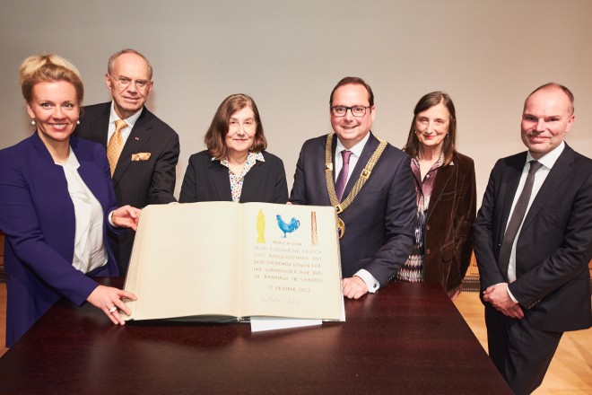 Oberbürgermeister Thomas Kufen bei der Stahlbucheintragung der Künstlerin Katharina Fritsch im Museum Folkwang (v.l.n.r.): Ministerin Ina Brandes, Ulrich Blank, Folkwang Museums-Verein e.V., Künstlerin Katharina Fritsch, Oberbürgermeister Thomas Kufen, Bice Curiger, Foundation Vincent van Gogh und Prof. Peter Gorschlüter, Leiter Museum Folkwang.