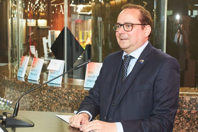 Oberbürgermeister Thomas Kufen bei der Eröffnung der Wanderausstellung "Bin auch ´n Mensch" im Rathaus Essen.