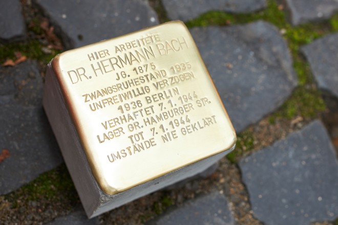 Foto: Der Stolperstein, der Dr. Hermann Bach gedenkt. 