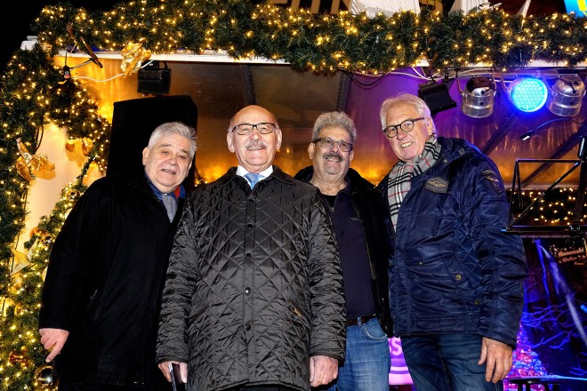 Eröffnung des10. Altenessener Adventsmarkts. V. l. n. r.: Bezirksbürgermeister Hans-Willi Zwiehoff, Bürgermeister Rudolf Jelinek, Willi Walter und Peter Wülfing.