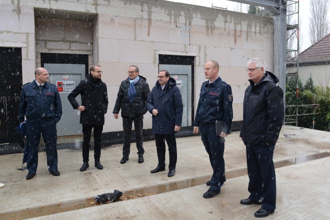 Oberbürgermeister Thomas Kufen (mittig) besichtigt den Neubau der Feuerwache Kray.