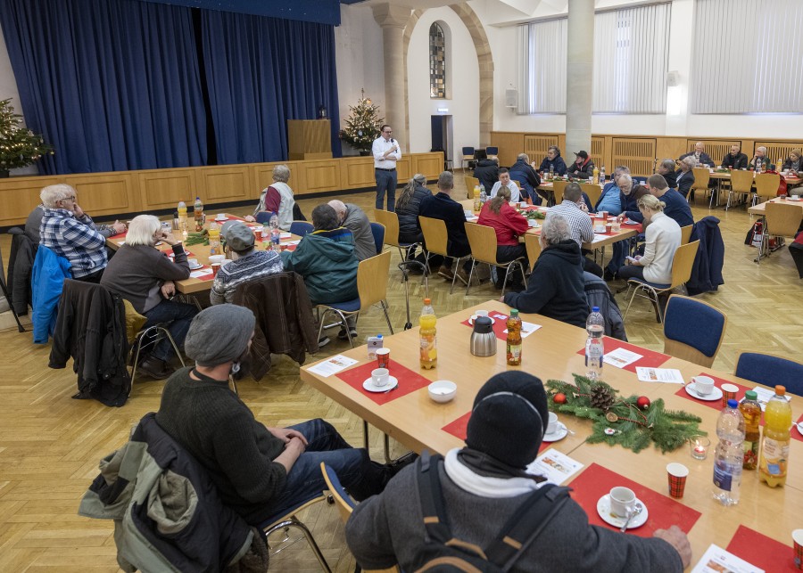 Oberbürgermeister besucht Weihnachtsfeier für wohnungslose Menschen