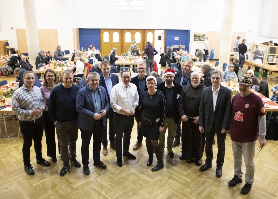 Oberbürgermeister besucht Weihnachtsfeier für wohnungslose Menschen