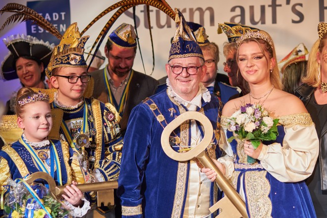 Prinz Volli I. und Prinzessin Julia I. mit dem goldenen Rathausschlüssel.