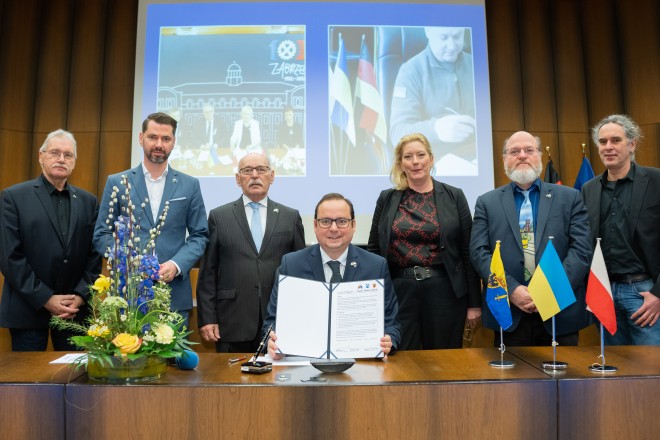 Oberbürgermeister Thomas Kufen bei der Unterzeichnung des "Letter of Support" mit Vertreter*innen des Haupt- und Finanzausschusses der Stadt Essen.