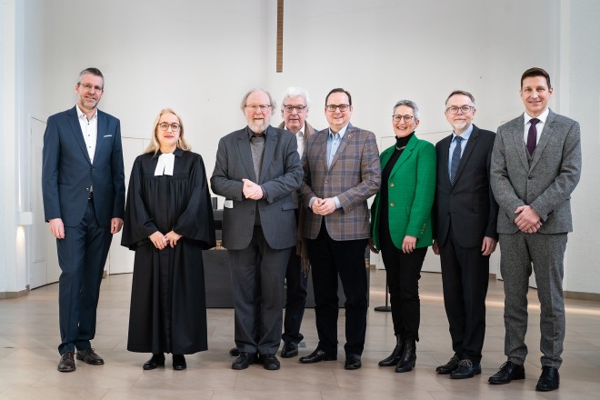 Eröffnungsgottesdienst zur Themenreihe "Wahrheit und Wahrhaftigkeit" (v.l.n.r.): Pfarrer Dr. Frank Peters, Forum Kreuzeskirche Essen e.V., Barbara Montag, Pfarrerin Evangelische Kirchengemeinde Essen-Altstadt, Dr. h.c. Wolfgang Thierse, Bundestagspräsident a. D., Prof. Dr. Oliver Scheytt, Forum Kreuzeskirche Essen e.V., Oberbürgermeister Thomas Kufen, Marion Greve, Superintendentin Kirchenkreis Essen, Matthias Helms, Presbyterium Evangelische Kirchengemeinde Essen-Altstadt und Christian Schrempf, Finanzkirchmeister Evangelische Kirchengemeinde Essen-Altstadt.