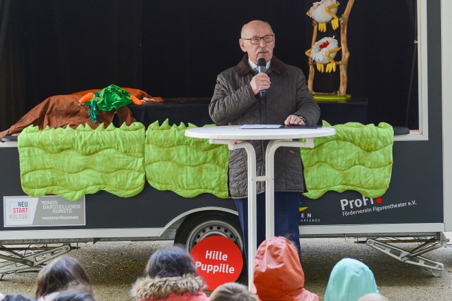 Bürgermeister Rudolf Jelinek besucht zum UNESCO-Welttag des Buches die Grundschule im Bergmannsfeld.