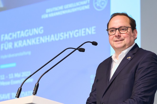 Oberbürgermeister Thomas Kufen begrüßt zur Eröffnung der Fachtagung für Krankenhaushygiene.